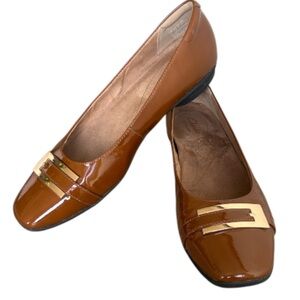 Clarks Women’s Tan Patent Leather Slip-On Loafers Gold Buckle Size 9.5
